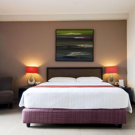 100 Sunset Kuta Hotel & Ballroom Exterior photo