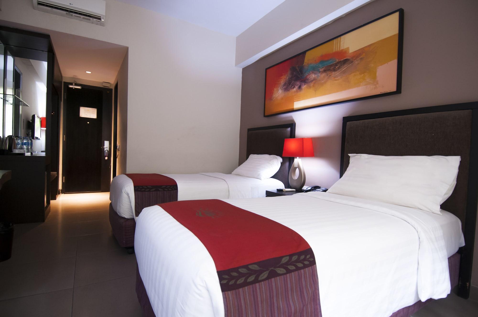 100 Sunset Kuta Hotel & Ballroom Exterior photo