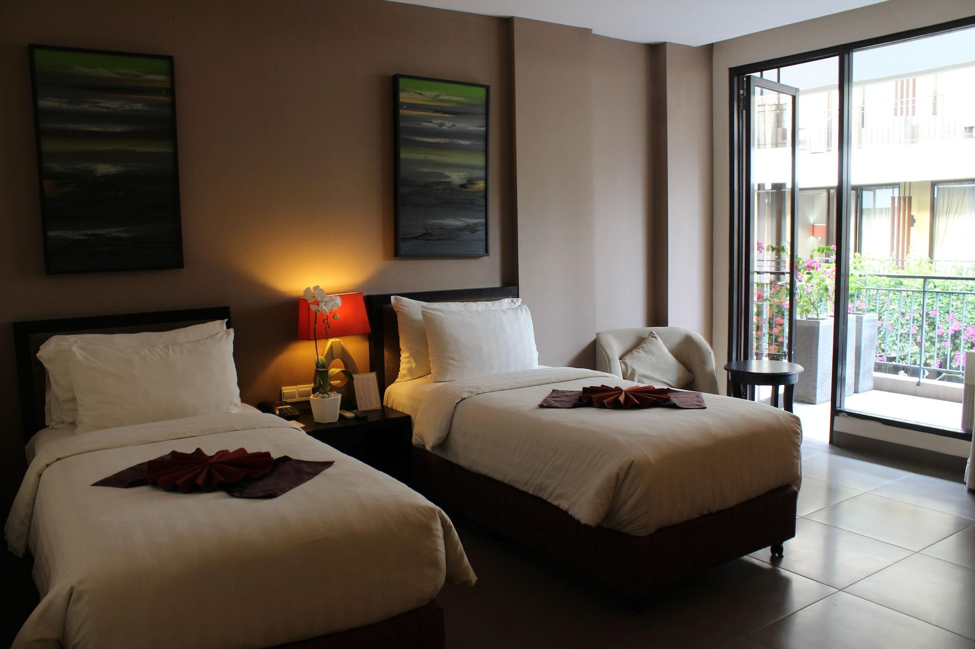100 Sunset Kuta Hotel & Ballroom Exterior photo