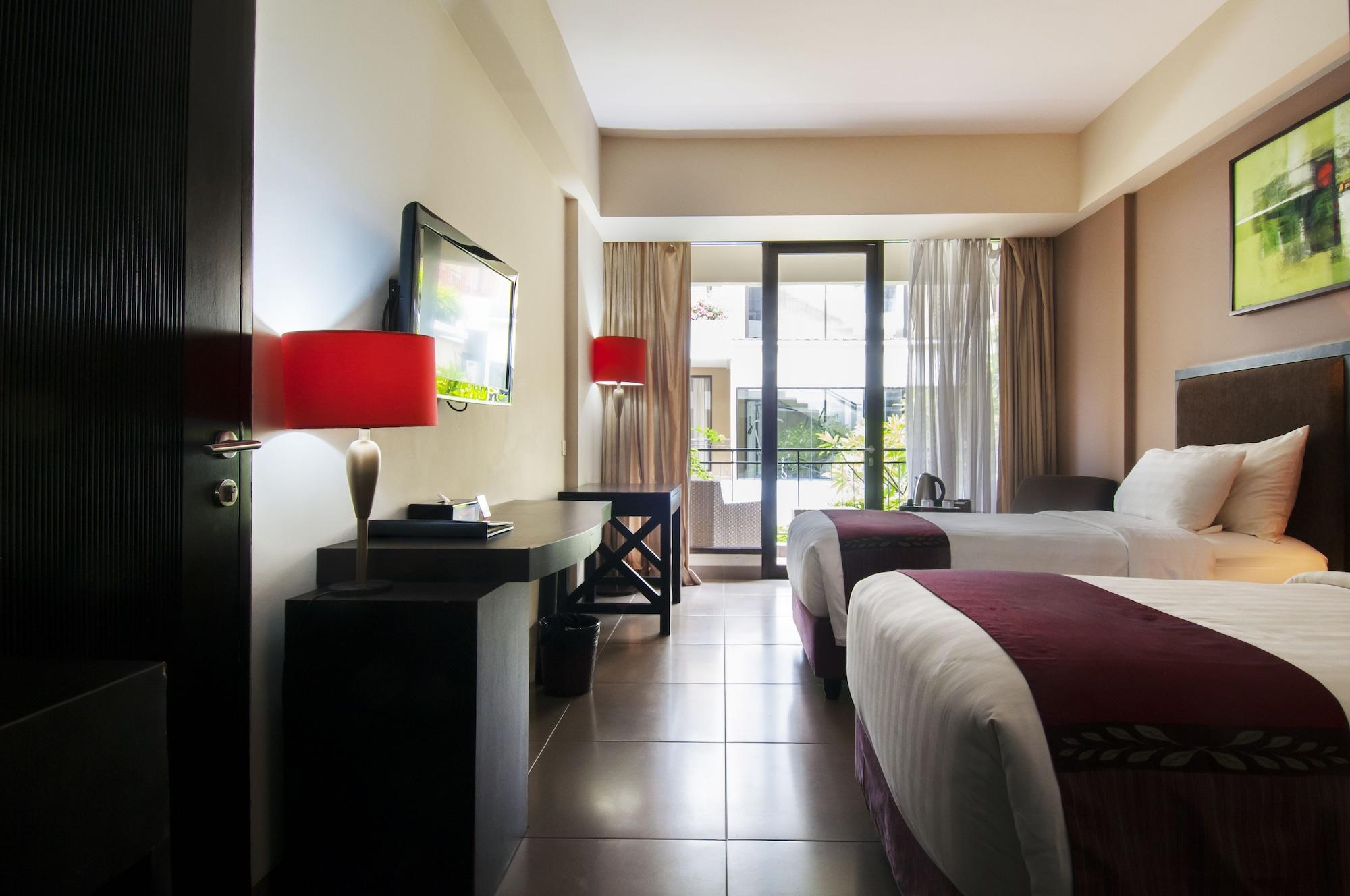 100 Sunset Kuta Hotel & Ballroom Exterior photo