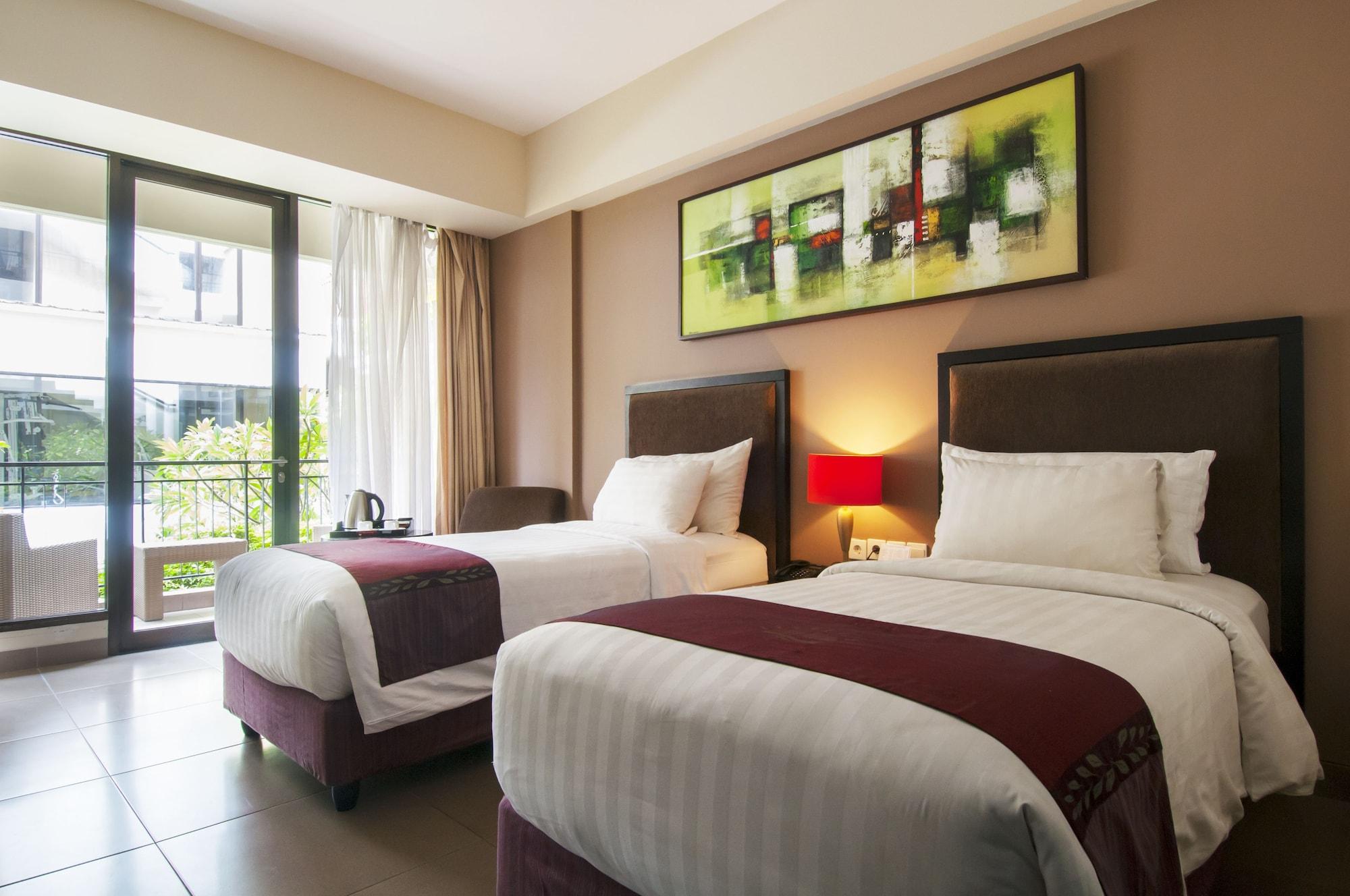 100 Sunset Kuta Hotel & Ballroom Exterior photo