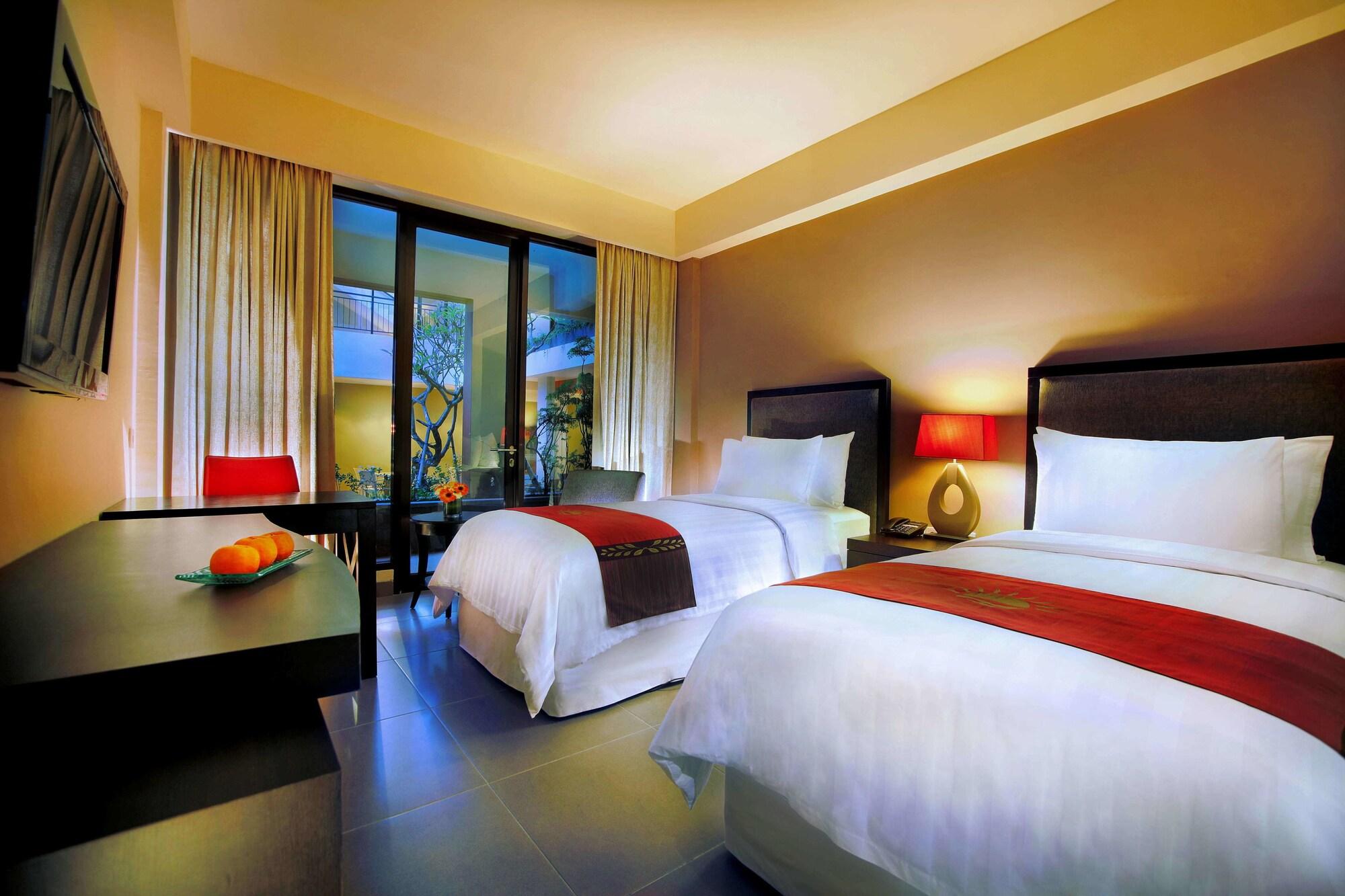 100 Sunset Kuta Hotel & Ballroom Exterior photo