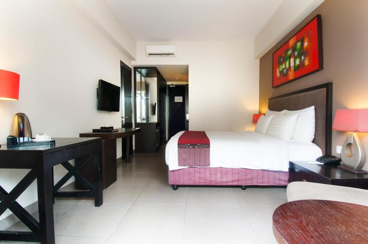 100 Sunset Kuta Hotel & Ballroom Exterior photo