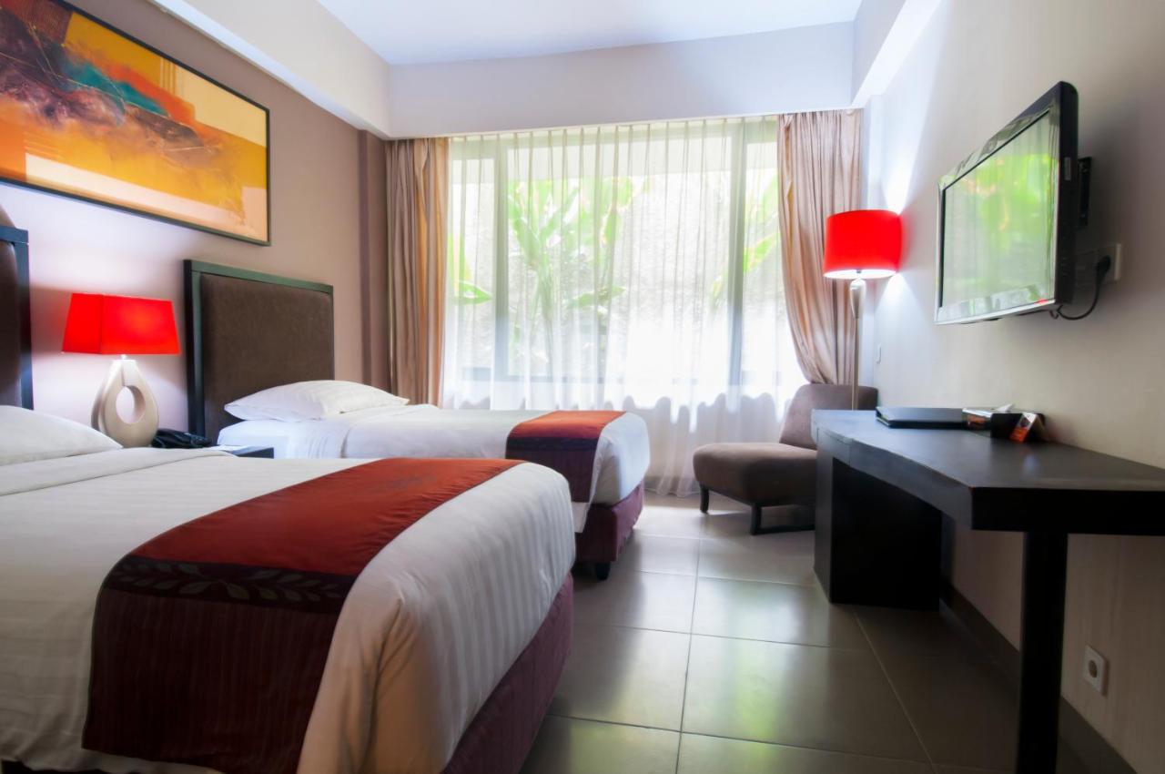 100 Sunset Kuta Hotel & Ballroom Exterior photo