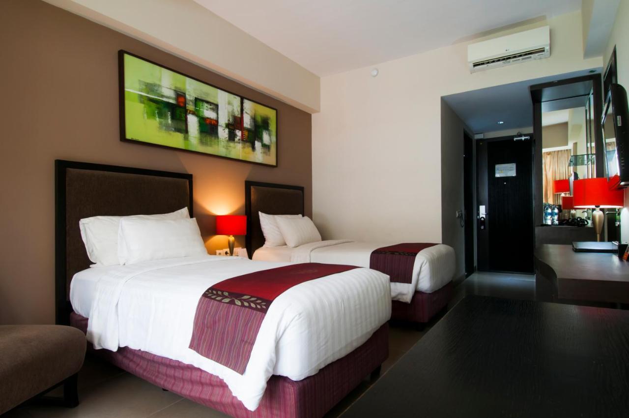100 Sunset Kuta Hotel & Ballroom Exterior photo