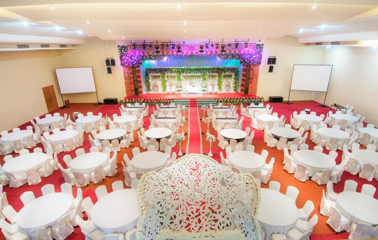 100 Sunset Kuta Hotel & Ballroom Exterior photo
