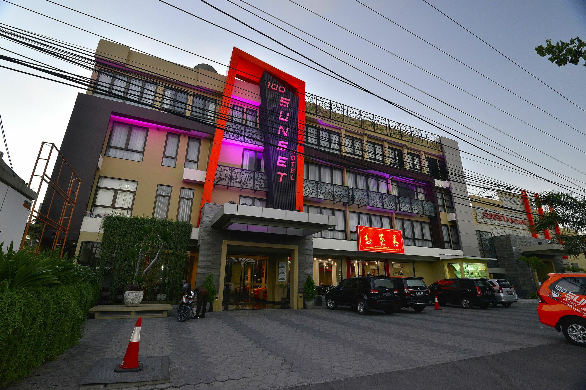 100 Sunset Kuta Hotel & Ballroom Exterior photo