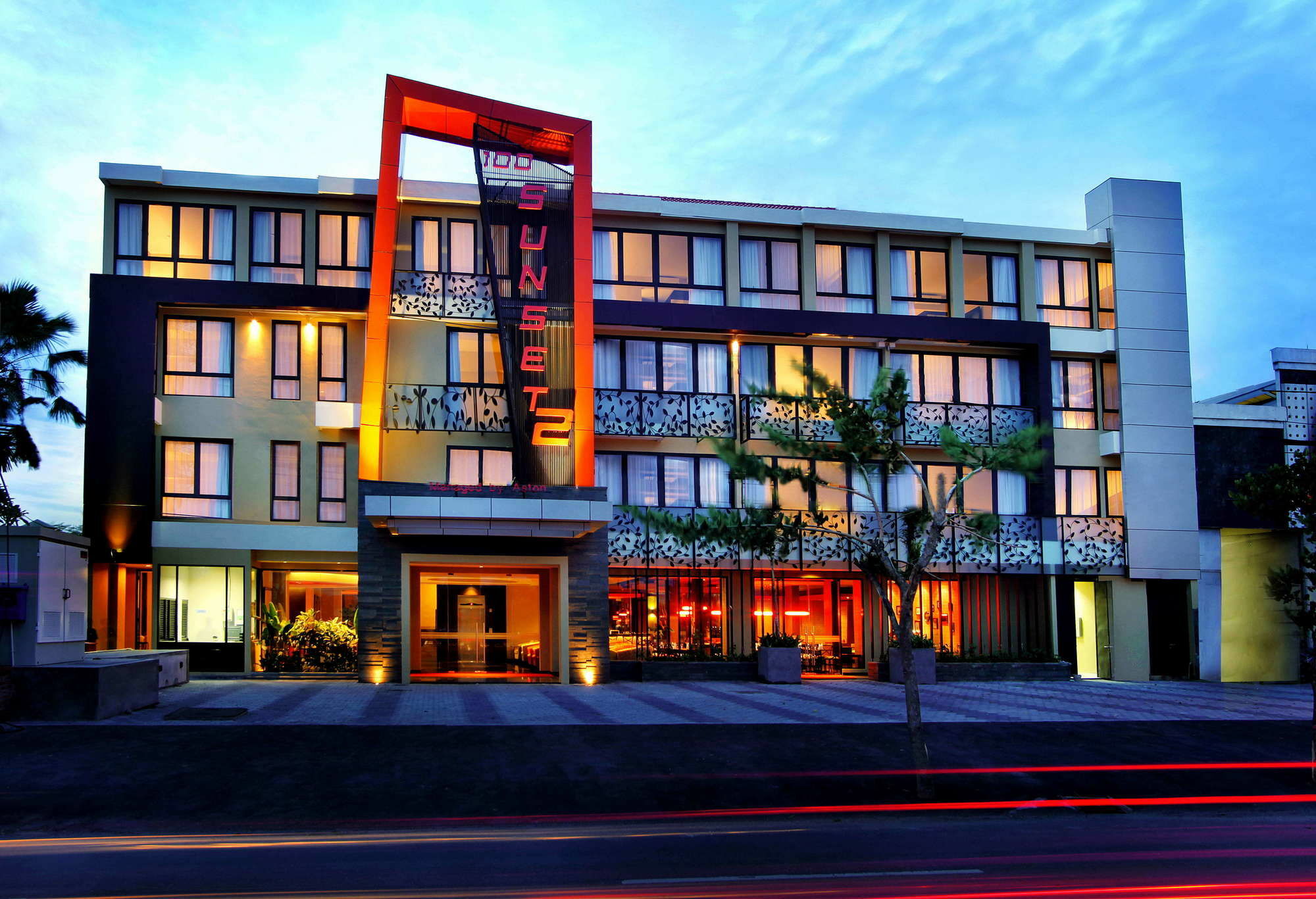 100 Sunset Kuta Hotel & Ballroom Exterior photo